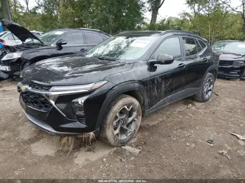 KL77LHEP0SC002906 — 2025 Chevrolet TRAX, фото 2 з IAAI, Передня частина справа