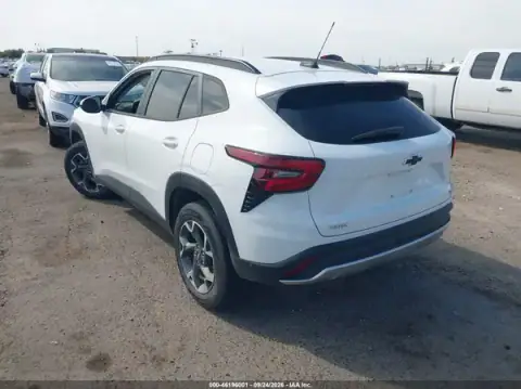 KL77LHEP7SC256922 — 2025 Chevrolet TRAX, foto 3 de IAAI, Lado derecho