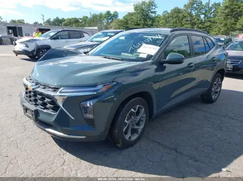 KL77LHEP7TC022944 — 2026 Chevrolet TRAX, фото 2 с аукциона IAAI, передняя часть справа