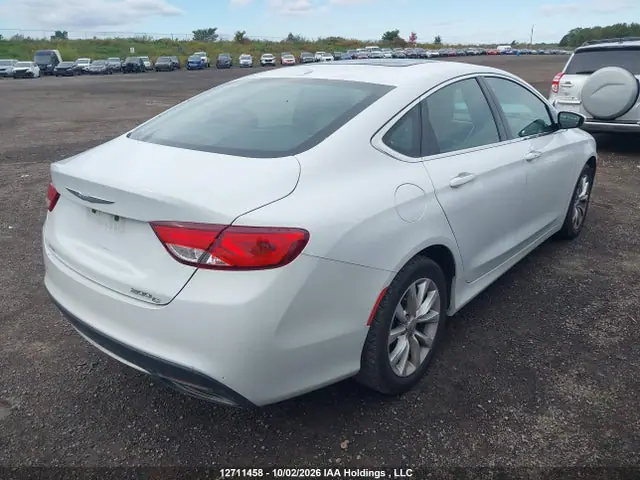 1C3CCCCG4FN713675 — 2015 Chrysler 200, foto 4 de IAAI 19.10.2026, Lado izquierdo