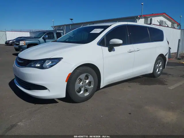 2C4RC1CG8HR788833 — 2017 Chrysler Pacifica LX, photo 2 from IAAI 13.10.2026, Rear end