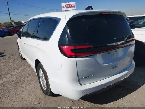2C4RC1BGXSR584527 — 2025 Chrysler Pacifica Select, photo 3 from IAAI 26.10.2026, Front end