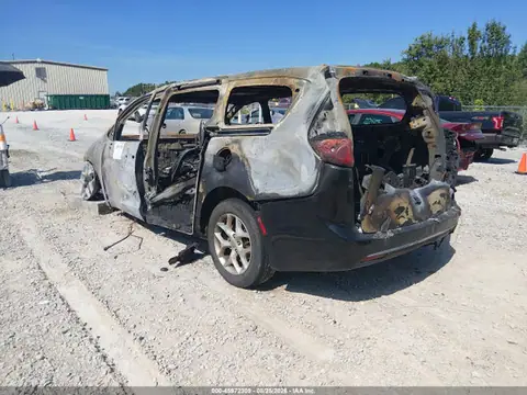 2C4RC1FG7JR125688 — 2018 Chrysler Pacifica Touring Plus, photo 3 from IAAI 26.10.2026, Complete burn