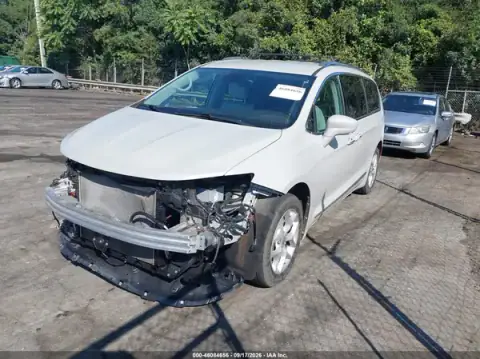 2C4RC1EGXHR741557 — 2017 Chrysler Pacifica, zdjęcie 2 z IAAI, Przód