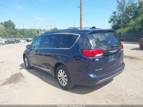 2C4RC1BG4HR623489 — 2017 Chrysler Pacifica, photo 3 from IAAI, Not reported