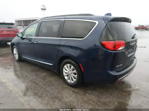2C4RC1BG4HR687905 — 2017 Chrysler Pacifica, photo 3 from IAAI 06.10.2026, Front end