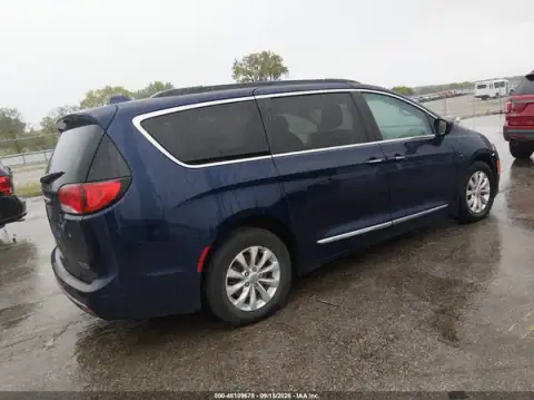 2C4RC1BG4HR687905 — 2017 Chrysler Pacifica, photo 4 from IAAI 06.10.2026, Front end