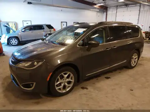 2C4RC1BG0HR654965 — 2017 Chrysler Pacifica, zdjęcie 2 z IAAI, Prawy bok