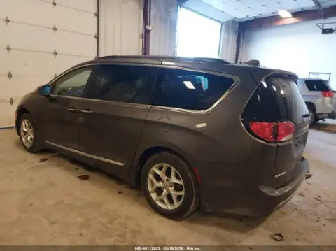 2C4RC1BG0HR654965 — 2017 Chrysler Pacifica, zdjęcie 3 z IAAI, Prawy bok