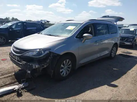 2C4RC1BG7HR633904 — 2017 Chrysler Pacifica, photo 2 from IAAI, Front end