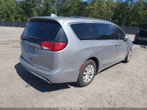 2C4RC1BG7HR633904 — 2017 Chrysler Pacifica, photo 4 from IAAI, Front end