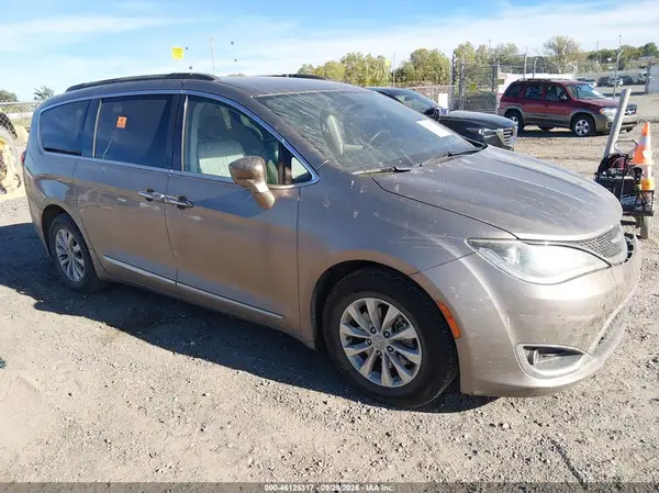 2C4RC1BG6HR730642 Chrysler Pacifica 2017 — Left front damage, before-repair photo