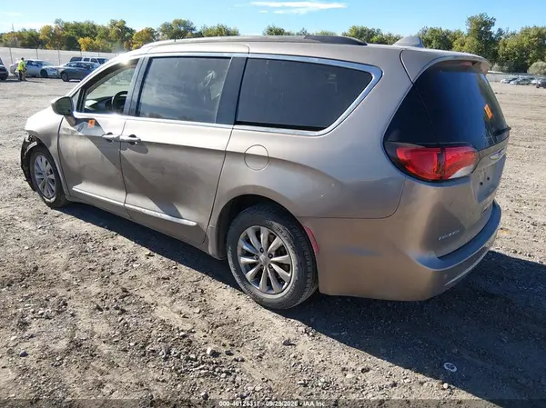 2C4RC1BG6HR730642 — 2017 Chrysler Pacifica, photo 3 from IAAI, Left front