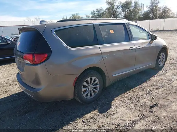 2C4RC1BG6HR730642 — 2017 Chrysler Pacifica, photo 4 from IAAI, Left front