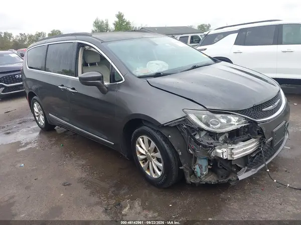 2C4RC1BG3HR505367 Chrysler Pacifica 2017 — uszkodzenie Prawy przód, zdjęcie przed naprawą