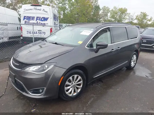 2C4RC1BG3HR505367 — 2017 Chrysler Pacifica, zdjęcie 2 z IAAI 15.10.2026, Prawy przód