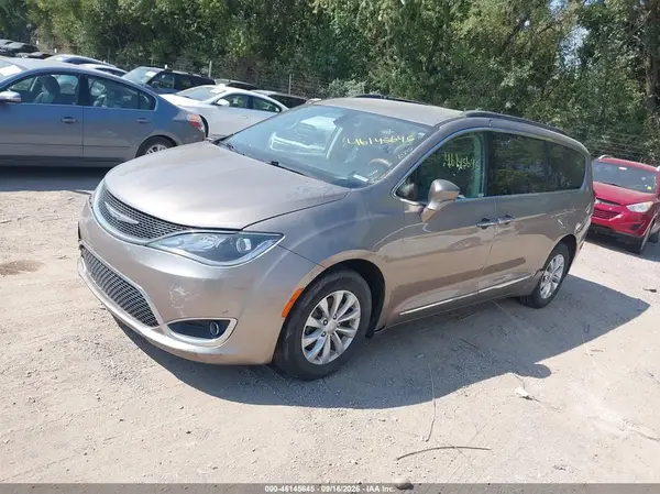 2C4RC1BGXHR739313 — 2017 Chrysler Pacifica, photo 2 from IAAI 14.10.2026, Front end