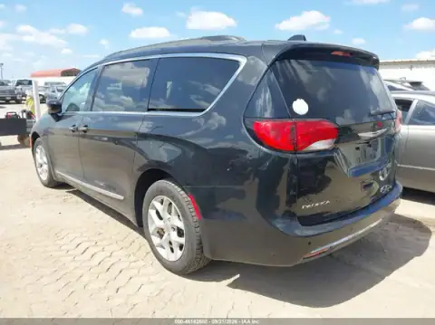 2C4RC1BG1HR820703 — 2017 Chrysler Pacifica, photo 3 from IAAI, Hail