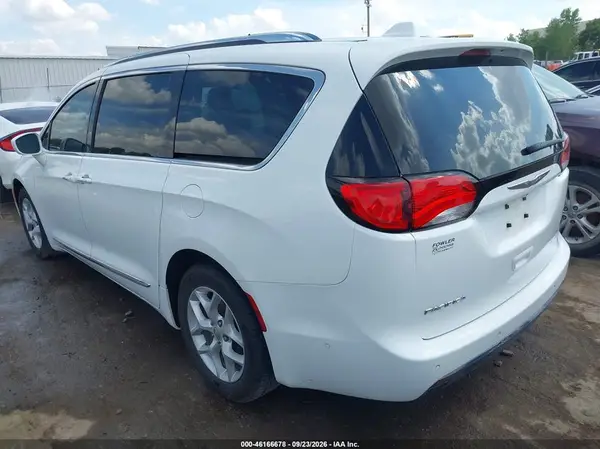 2C4RC1EG3HR704544 — 2017 Chrysler Pacifica, photo 3 from IAAI, Right side
