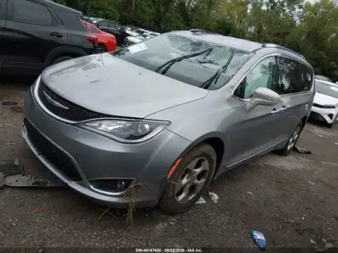 2C4RC1EG0HR659904 — 2017 Chrysler Pacifica, photo 2 from IAAI, Right side