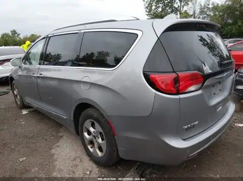 2C4RC1EG0HR659904 — 2017 Chrysler Pacifica, photo 3 from IAAI, Right side