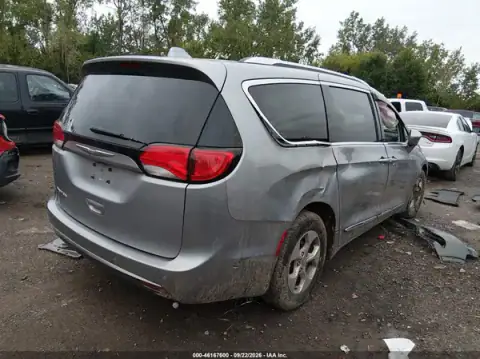 2C4RC1EG0HR659904 — 2017 Chrysler Pacifica, photo 4 from IAAI, Right side