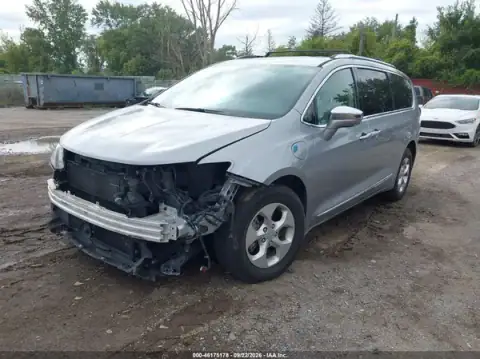 2C4RC1N70HR798205 — 2017 Chrysler Pacifica, photo 2 from IAAI, Front end