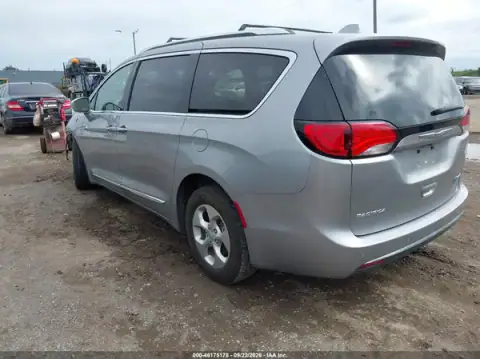 2C4RC1N70HR798205 — 2017 Chrysler Pacifica, photo 3 from IAAI, Front end