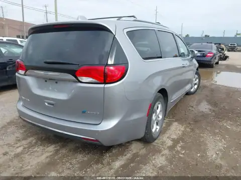 2C4RC1N70HR798205 — 2017 Chrysler Pacifica, photo 4 from IAAI, Front end