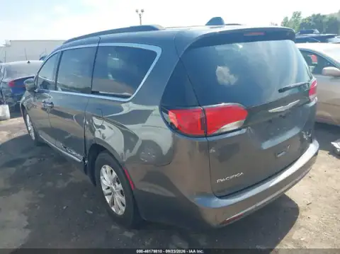 2C4RC1BG6HR503497 — 2017 Chrysler Pacifica, photo 3 from IAAI, Left side