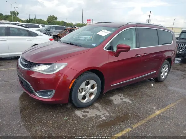 2C4RC1EG8HR722571 — 2017 Chrysler Pacifica, photo 2 from IAAI, Front end