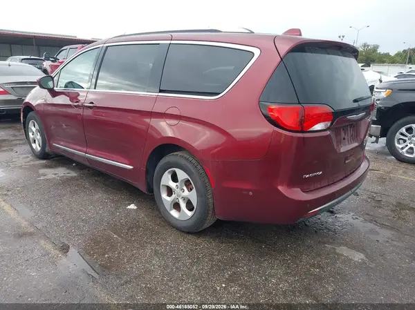 2C4RC1EG8HR722571 — 2017 Chrysler Pacifica, photo 3 from IAAI, Front end