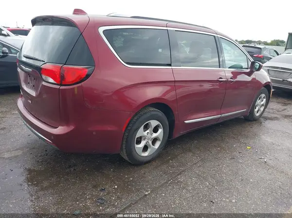 2C4RC1EG8HR722571 — 2017 Chrysler Pacifica, photo 4 from IAAI, Front end