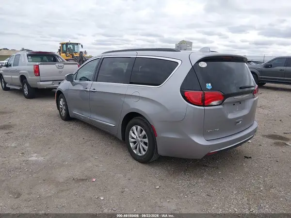 2C4RC1BG7HR598992 — 2017 Chrysler Pacifica, zdjęcie 3 z IAAI 08.10.2026, Uszkodzenie silnika