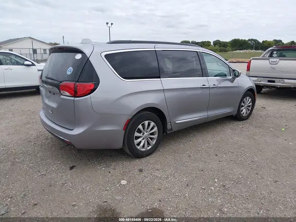 2C4RC1BG7HR598992 — 2017 Chrysler Pacifica, zdjęcie 4 z IAAI 08.10.2026, Uszkodzenie silnika