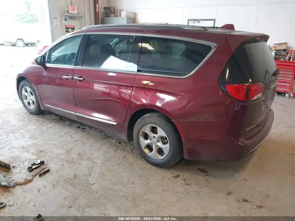 2C4RC1EG6HR708779 — 2017 Chrysler Pacifica, photo 3 from IAAI 15.10.2026, Normal wear