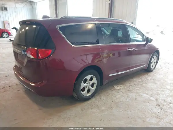 2C4RC1EG6HR708779 — 2017 Chrysler Pacifica, photo 4 from IAAI 15.10.2026, Normal wear