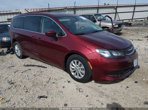 2C4RC1DG7HR518880 Chrysler Pacifica 2017 — uszkodzenie Lewy przód, zdjęcie przed naprawą