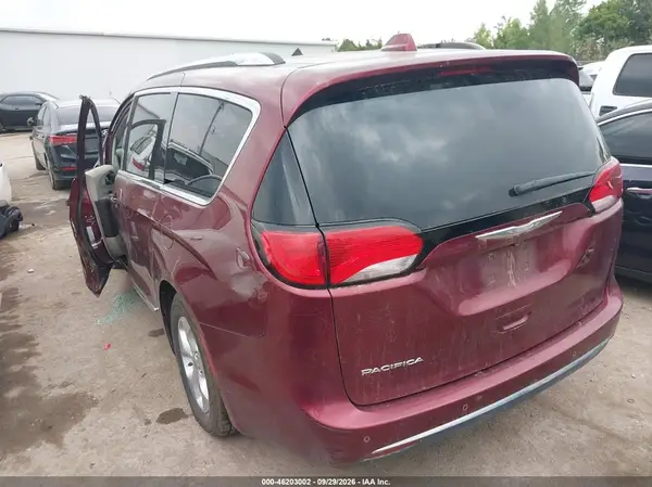 2C4RC1EG6HR519016 — 2017 Chrysler Pacifica, photo 3 from IAAI, Left side