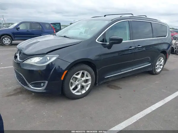 2C4RC1EG2HR542843 Chrysler Pacifica 2017 — uszkodzenie Przód, zdjęcie przed naprawą