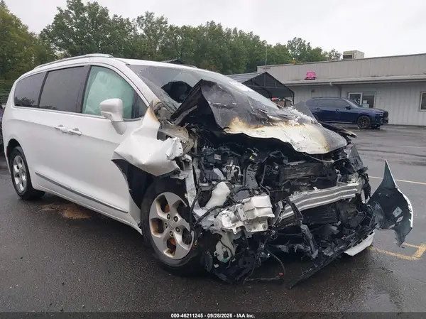 2C4RC1EG0HR588025 Chrysler Pacifica 2017 — Front end damage, before-repair photo