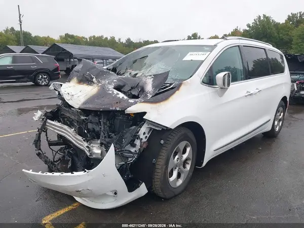 2C4RC1EG0HR588025 — 2017 Chrysler Pacifica, photo 2 from IAAI, Front end