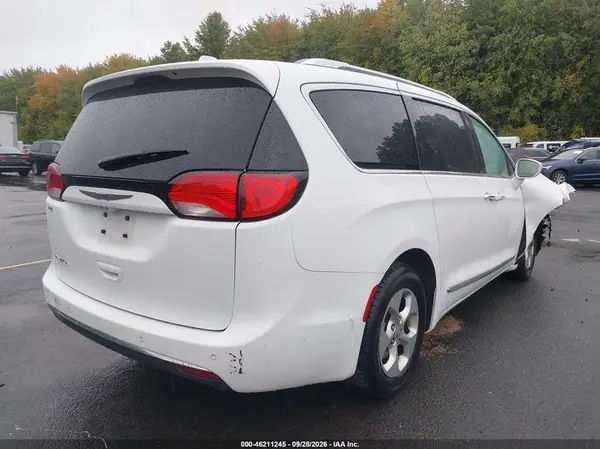 2C4RC1EG0HR588025 — 2017 Chrysler Pacifica, photo 4 from IAAI, Front end