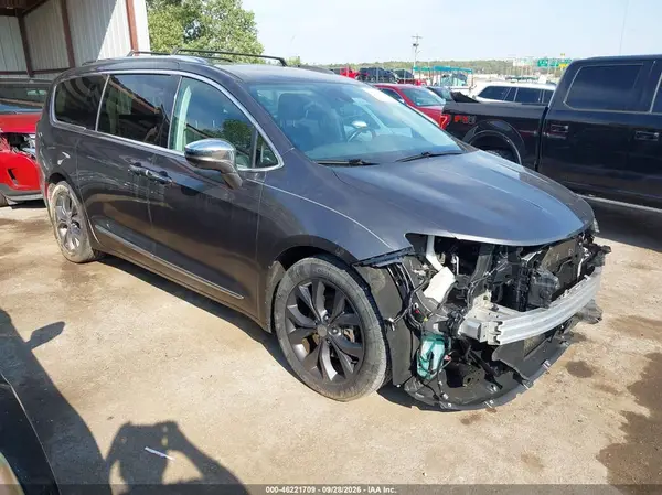 2C4RC1GG6HR661069 Chrysler Pacifica 2017 — повреждение Передняя часть, фото до ремонта