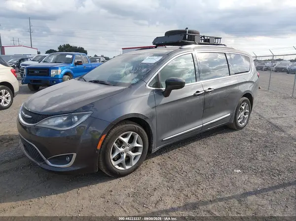 2C4RC1EG7HR721024 — 2017 Chrysler Pacifica, photo 2 from IAAI, Engine fire