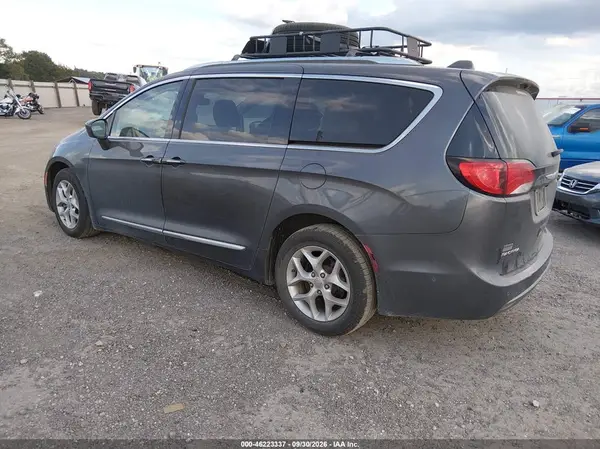 2C4RC1EG7HR721024 — 2017 Chrysler Pacifica, photo 3 from IAAI, Engine fire