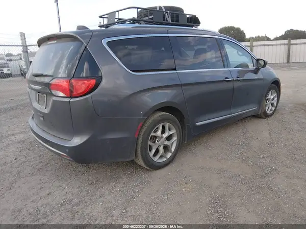 2C4RC1EG7HR721024 — 2017 Chrysler Pacifica, photo 4 from IAAI, Engine fire