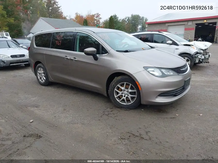 2C4RC1DG1HR592618 Chrysler Pacifica 2017 — Normal wear damage, before-repair photo