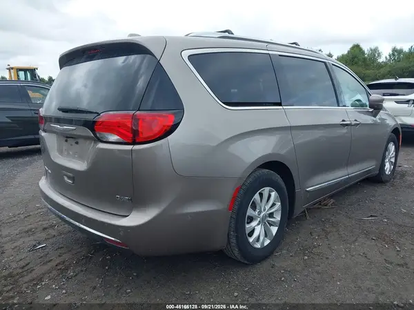2C4RC1BG8JR123583 — 2018 Chrysler Pacifica, photo 4 from IAAI 01.10.2026, Normal wear