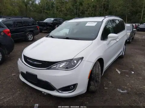 2C4RC1EGXJR317348 — 2018 Chrysler Pacifica, ფოტო 2, IAAI, წინა მარჯვენა ნაწილი